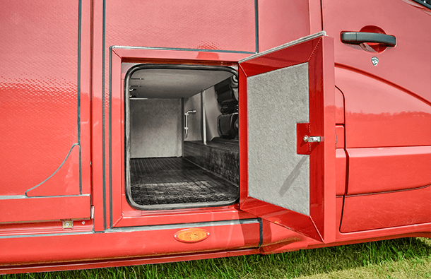 Dvířka pod lavicí