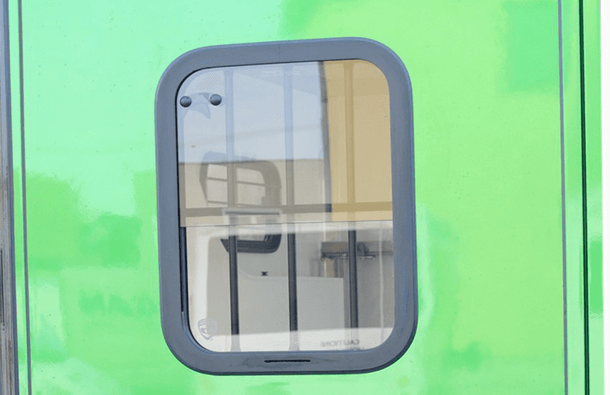 Okno posuvné do zadních dveří vč. mříží