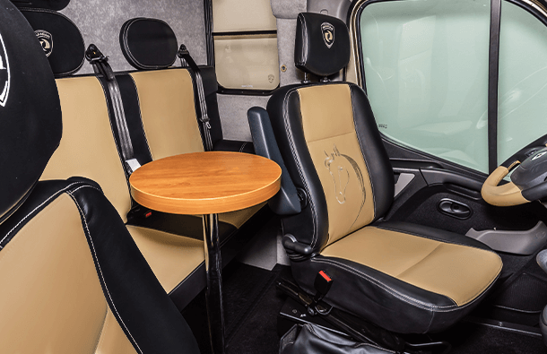 Vyjímatelný stolek a otočné sedačky